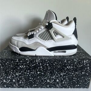 Jordan 4 military black men’s size 7 (women’s 8.5)